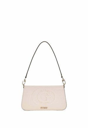 Borsa a tracolla rettangolare beige con tracolla nera, logo GUESS in rilievo e minuteria color oro su sfondo bianco.