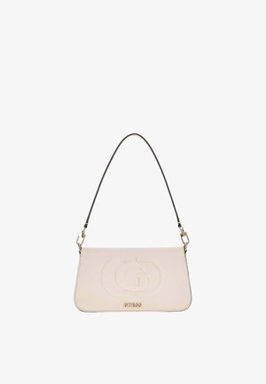 Borsa a tracolla rettangolare beige con tracolla nera, logo GUESS in rilievo e minuteria color oro su sfondo bianco.