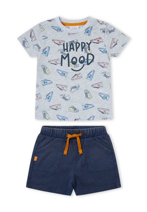 Conjunto infantil con camiseta gris que presenta estampados de zapatillas de colores y texto "HAPPY MOOD", combinado con pantalones cortos azul marino con cordón naranja.