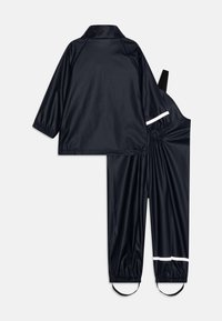 Marine vanntett regnssett, som inkluderer en pullover-jakke med krage og elastiske ermer, samt matchende elastiske bukser med reflekterende striper.