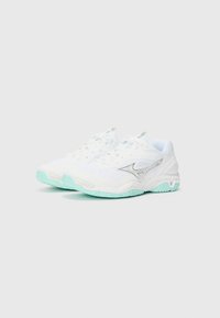 Weiße Sportschuhe mit Obermaterial aus Mesh, silbernem Logo und mintgrüner Gummisohle. Verfügt über eine Schnürung und Polsterungen für zusätzlichen Komfort.
