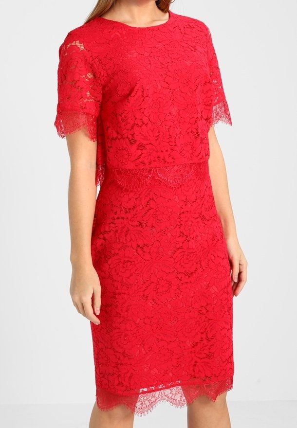 Robe rouge en dentelle longueur genou avec manches courtes, motif floral et bords festonnés aux manches et à l'ourlet.