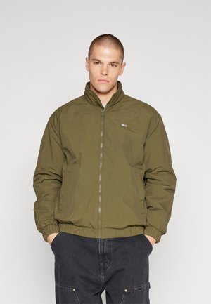 Chaqueta bomber verde olivo con un cuello alto, cierre de cremallera en la parte delantera y puños elásticos. Cuenta con bolsillos laterales y un pequeño logotipo en el pecho.