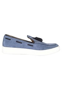 Mocassini in suede blu con suola in gomma bianca, caratterizzati da un tassello decorativo e dettagli ritagliati lungo i lati. Design classico e versatile.