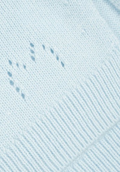 Tessuto di maglia blu chiaro con un delicato motivo di macchioline blu scuro, texture a coste e una finitura morbida e leggermente pelosa.