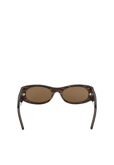  Schildpad zonnebril met ovale bruine lenzen, slanke donkere montuur en zilveren hardware accenten bij de scharnieren. Glad oppervlak overal.