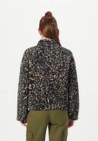 Volcom WYLDING OUT SHERPA - Fleecejas - animal print