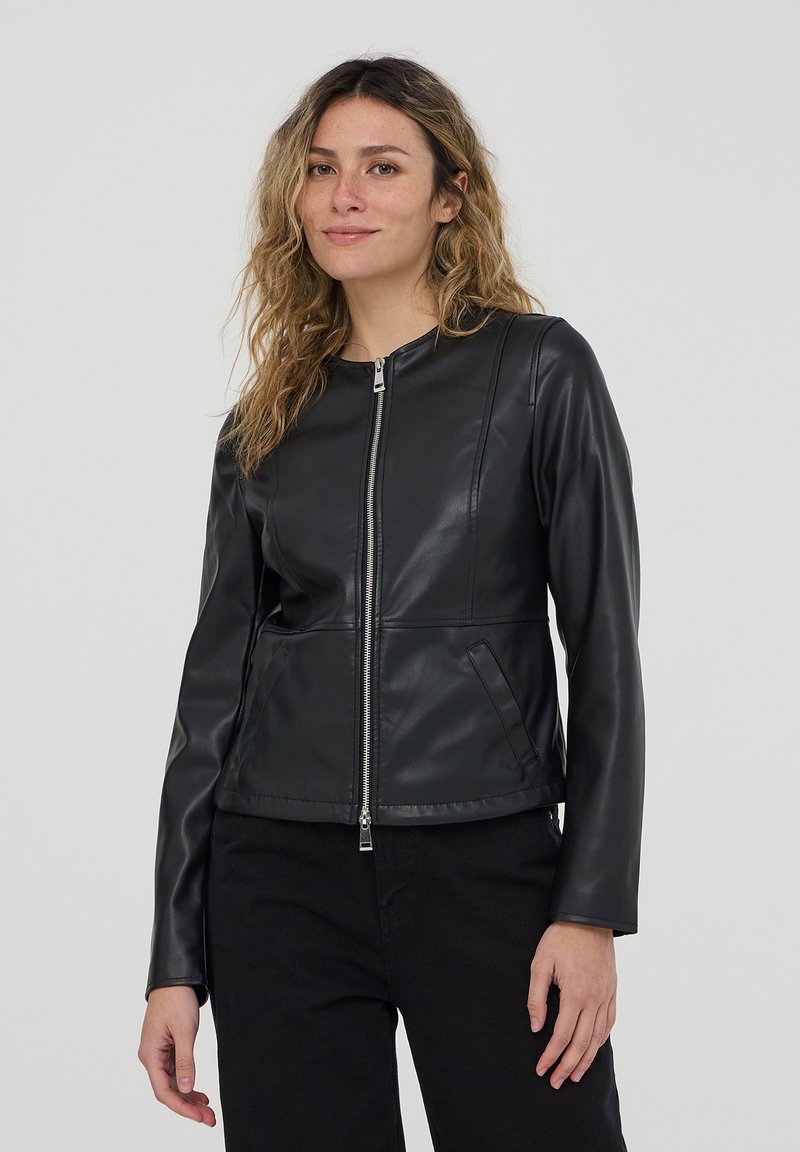 Giacca in pelle nera con zip frontale, design aderente, maniche lunghe e due tasche laterali. Tessuto liscio con dettagli delle cuciture sottili.