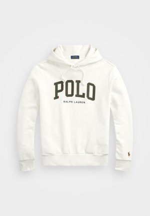 Biała bluza z kapturem z napisem „POLO Ralph Lauren” w ciemnozielonym i brązowym kolorze na przodzie, regulowany kaptur ze sznurkiem oraz małe brązowe logo na lewym mankiecie.
