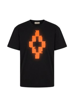 Schwarzes T-Shirt mit einem pixeligen orangefarbenen Kreuzdesign, das in der Mitte leuchtet, kurze Ärmel und einen Rundhalsausschnitt.