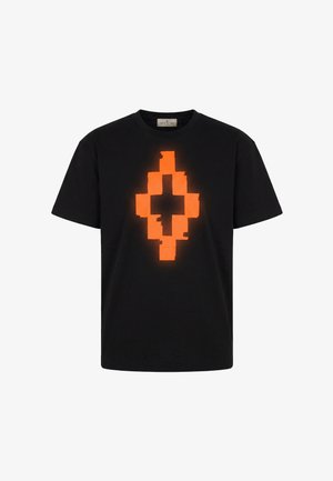 Zwart T-shirt met een gepixeld oranje kruisontwerp dat in het midden gloeit, korte mouwen en een ronde halslijn.