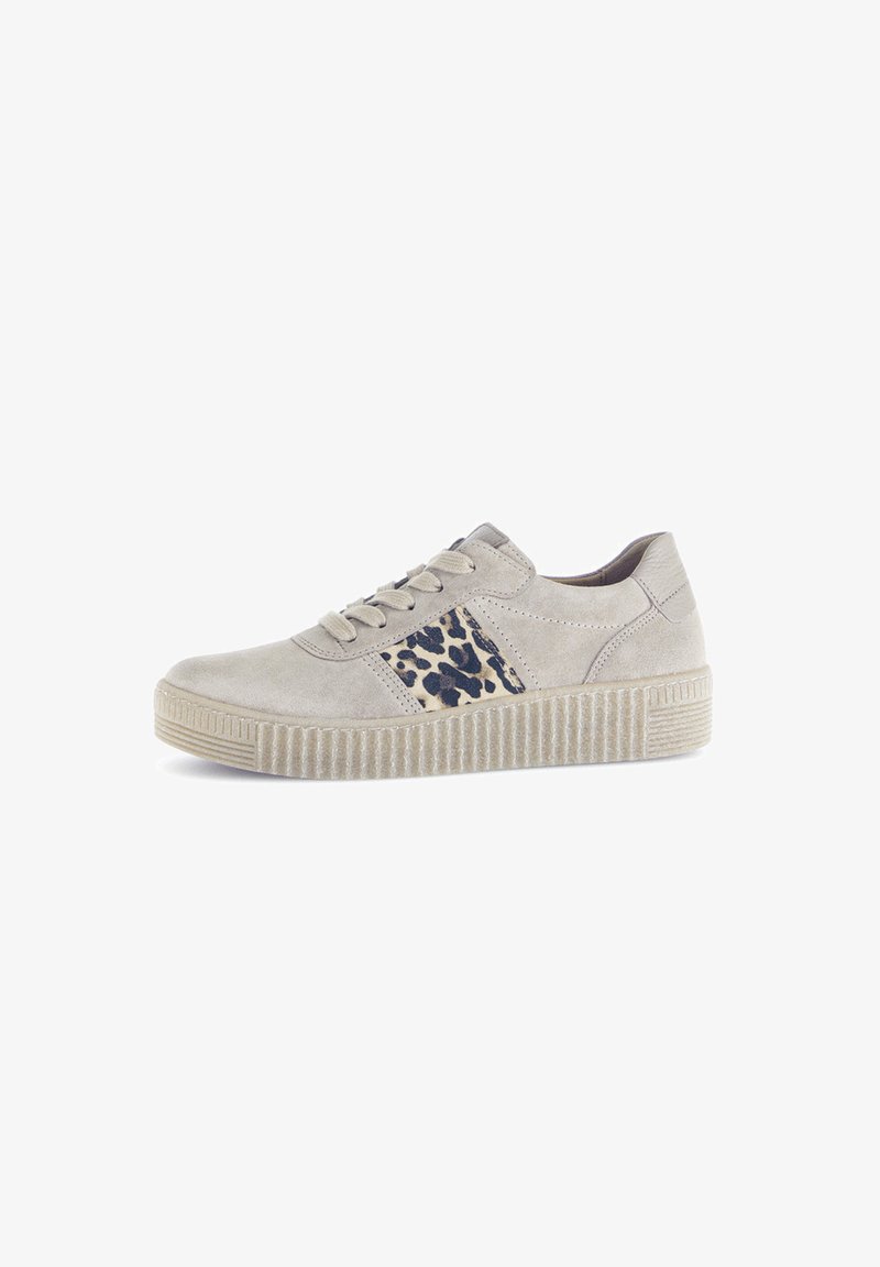 Lichtbeige suède sneaker met beige veters, dikke ribbelzool en een panterprintpaneel aan de zijkant, weergegeven in zijaanzicht.