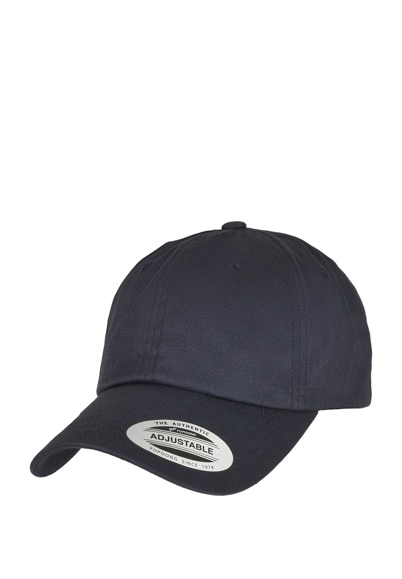 Căciulă de baseball ajustabilă, de culoare albastru închis, confecționată din material textil, cu un visor curbat. Are un tag rotund, de culoare argintie, pe care scrie "Ajustabil".