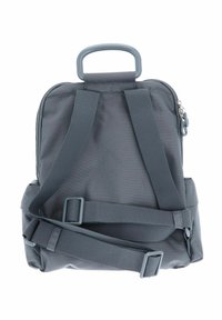 Sac à dos gris en tissu texturé, avec des bretelles rembourrées, une poignée sur le dessus et une poche zippée avec des accents en métal.