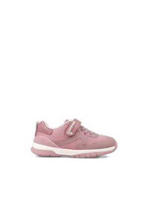 Zapatillas deportivas rosas con una parte superior de malla, suela de goma y una correa de velcro. Entre sus características se incluyen un collar acolchado y un detalle texturizado en el lateral.