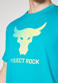 Under Armour BRAHMA BULL - T-shirts med print - circuit teal/radial turquoise/high yellow
