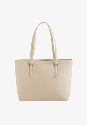 Bolso tote de cuero beige con dos correas para el hombro y herrajes dorados mínimos sobre un fondo blanco liso.
