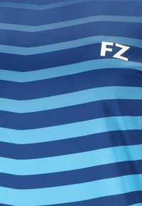 Blå randig sportskjorta med växelvis mörka och ljusa blå ränder; har vitt "FZ"-logotyp på tyget. Gjord av mjukt, stretchy material.