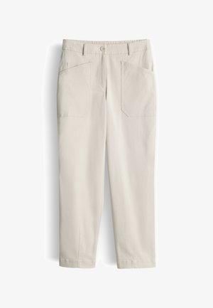 Beige rechte broek met knoopsluiting aan de voorkant, riemlussen en twee grote schuine voorzakken.