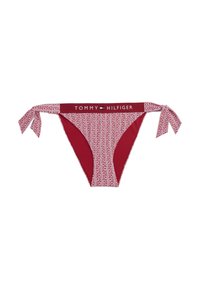 Raudonos bikini kelnaitės su raštuotu priekiniu padaliniu, vientisu užpakaliuku ir kaspinėliais šonuose. Juostos viršuje matomas „TOMMY HILFIGER“ logotipas.