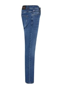 Mršave traperice u srednje plavom denimu. Dizajn s pet džepova, tonirano šivanje, brendirani remen i elegantna silueta.