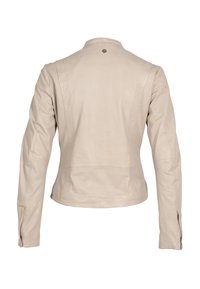 Beige leren jack met een getailleerd ontwerp, voorzien van lange mouwen, een hoge kraag en ritssluitingen bij de boorden. Soepele textuur en minimale hardware.