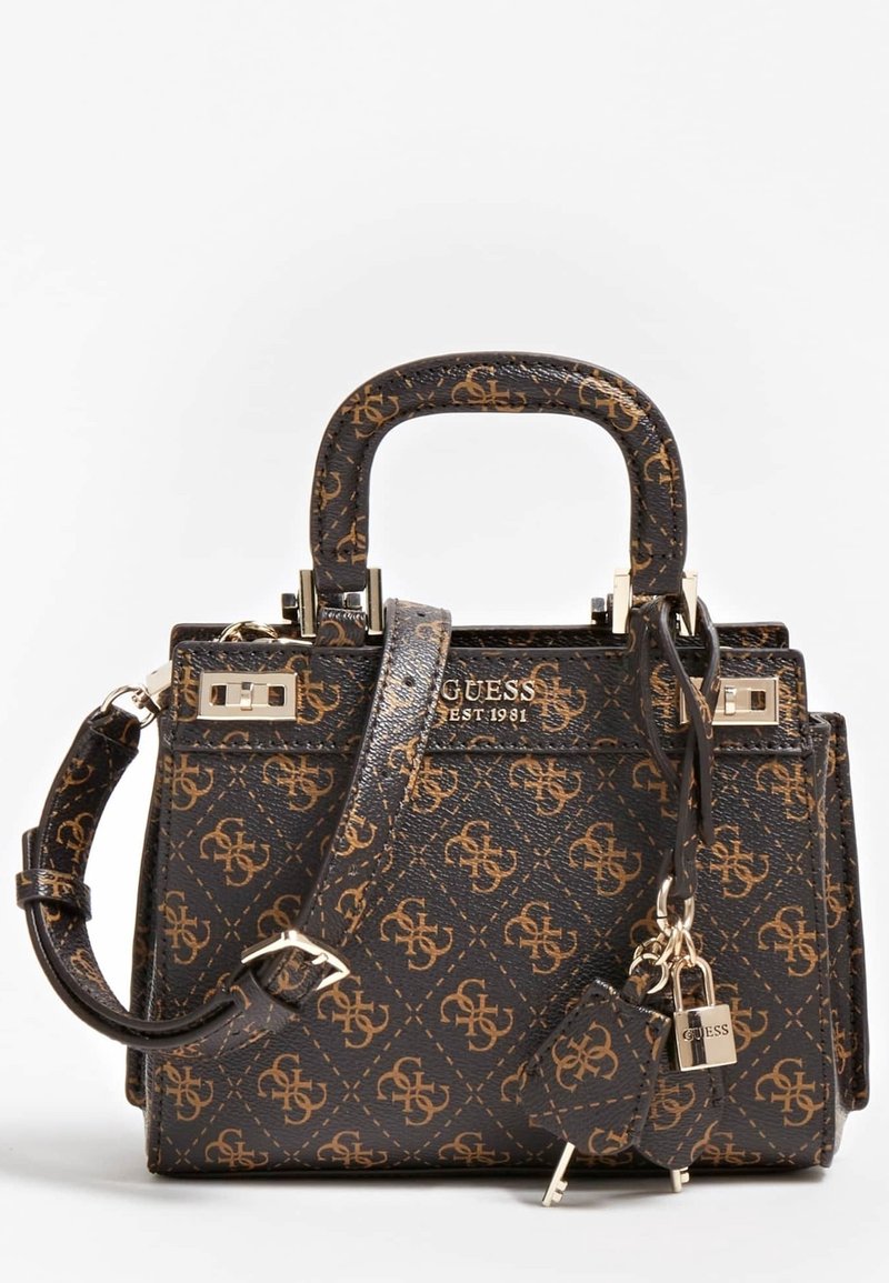 Sac à main monogrammé Guess noir et marron avec poignée supérieure, bandoulière réglable et breloque dorée en forme de serrure et de clé.