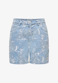 Pantalones cortos de mezclilla azul claro con patrones florales desgastados, botón delantero, presillas para cinturón y bolsillos laterales.