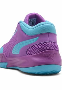 Μωβ και ανοιχτό μπλε αθλητικό παπούτσι με πάνελ από δίχτυ, υφασμένο συνθετικό επάνω μέρος και την ένδειξη "PROFOAM" στη φτέρνα. Ομαλή ελαστική εξωτερική σόλα.