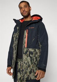 Columbia CORESHOT™ PRINTED JACKET - Casaco de esqui - greenscape/treebark/black