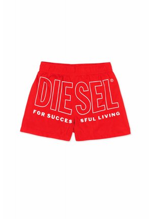 Czerwone szorty z elastycznym pasem, z dużym białym napisem „DIESEL” i mniejszym „FOR SUCCESSFUL LIVING” na plecach.