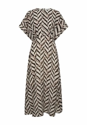 Luźna sukienka midi z szerokimi, krótkimi rękawami, białą bazą, czarnym diagonalnym wzorem liści oraz talią zaznaczoną paskiem.