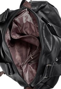 Interieur van een zwarte leren tas, met een gladde textuur, contrasterende bordeauxrode voering, een ritsvak en dubbele centrale compartimenten.
