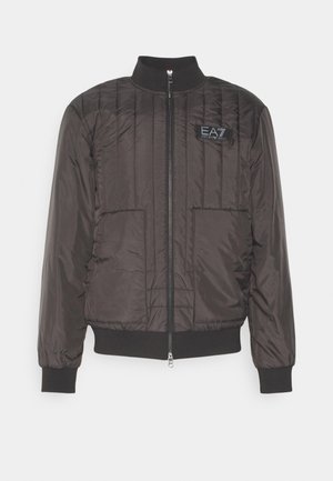 Schwarze gesteppte Bomberjacke mit Reißverschluss, ribbeligem Kragen und Bündchen. Verfügt über zwei Fronttaschen und das EA7-Logo auf der Brust.