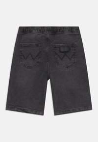 Pantalones cortos de mezclilla gris oscuro con una cintura elástica, que cuentan con dos bolsillos traseros con un patrón de zigzag y una etiqueta rectangular en el bolsillo derecho.