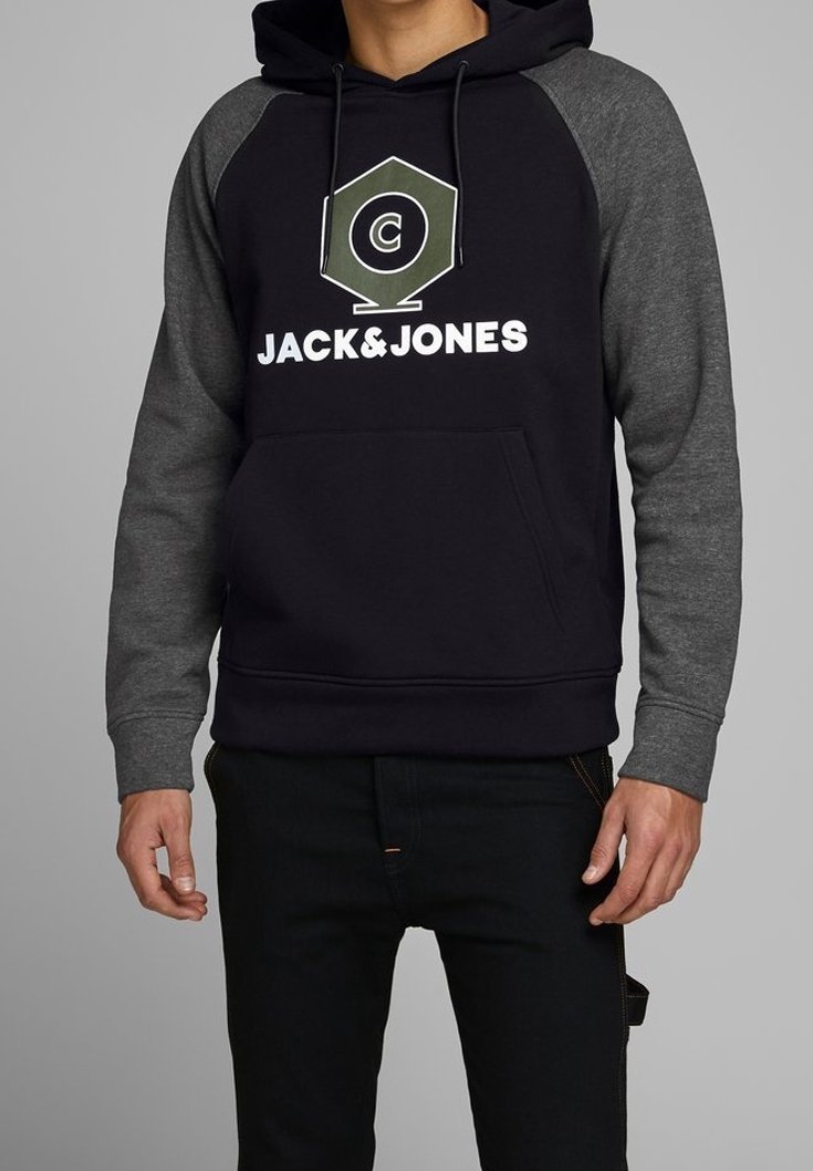 Felpa con cappuccio blu navy con maniche raglan grigie, caratterizzata da un logo grafico e il testo "JACK&JONES" sul petto. Materiale in miscela di cotone.