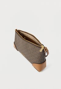 Brun mønstret håndtaske med guldfarvet hardware. Rektangulær form, læderdetaljer, lynlås og beige foer. Kompakt design.