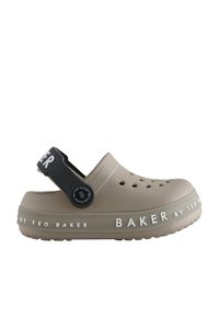 Bež gumeni klompa s crnom podesivom trakom i ventilacijskim izrezima. Sadrži "BAKER by TED BAKER" brendiranje u bijeloj boji duž potplata.