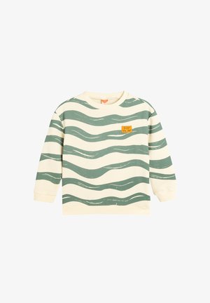 Helles Sweatshirt in Creme mit grünen Wellenstreifen, Rundhalsausschnitt, gerippten Bündchen und einem kleinen orangen Aufnäher "Enjoy the Day" auf der Vorderseite.