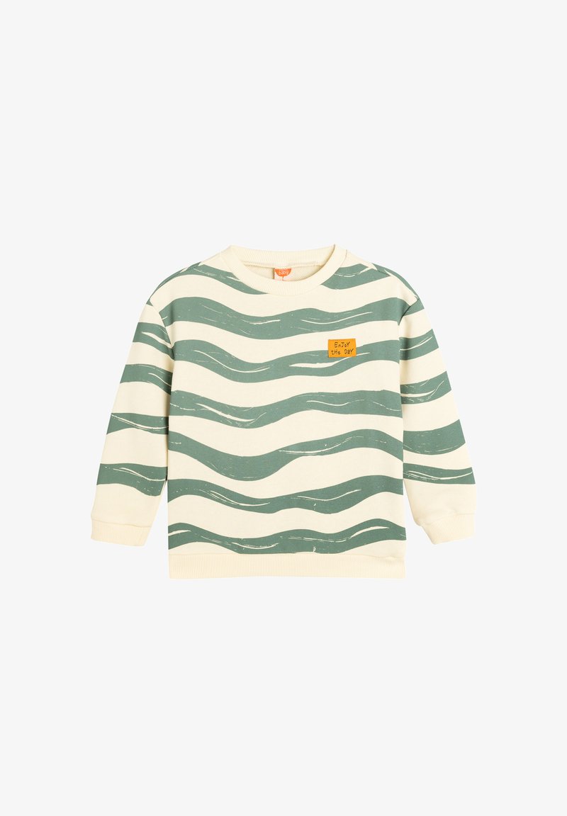 Lyscreme sweatshirt med grønne bølgende striber, rund hals, ribbestrikkede manchetter og et lille orange "Nyd Dagen" mærke på forsiden.