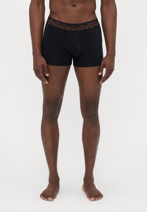 Schwarze Boxershorts für Männer aus weichem Stoff. Mit einem elastischen Bund, der mit einem Logo akzentuiert ist. Klassische Passform mit einer Länge bis zur Mitte des Oberschenkels. Glatte Textur.
