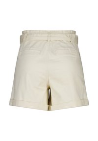 Lichtbeige katoenen shorts met een hoge tailleband, opgerolde mouwen en twee achterzakken. Soepele textuur, geen patronen of extra hardware.