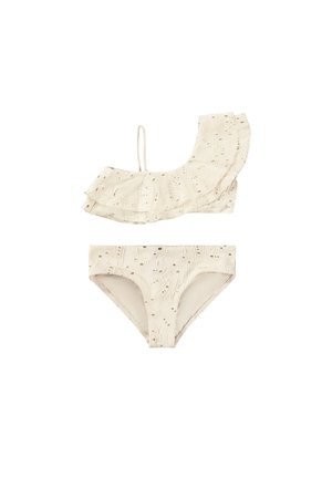 Crème kleurig tweedelig badpak met oogjesstof, één schouder ruffled top en bijpassende bikini broekjes.