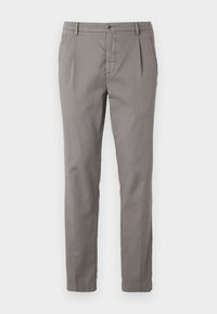 Pantalons en coton gris avec une coupe droite, dotés d'une fermeture à bouton, de plis et de poches latérales. Texture lisse avec un minimum de détails.