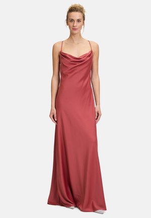 Lungo abito di raso rosa con spalline sottili e scollo drappeggiato, che arriva fino al pavimento, caratterizzato da una superficie liscia e lucida.