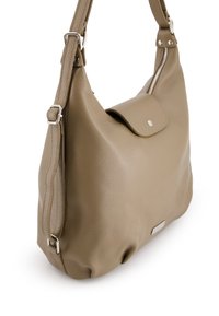 Draagtas van gestructureerd beige leer met een klep sluiting, een verstelbare schouderriem en een zijrits voor extra opbergruimte.