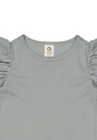 Světle šedý top s krátkým rukávem a texturovanou tkaninou, s volánkovými rukávy a kulatým výstřihem. Štítek viditelný uprostřed.