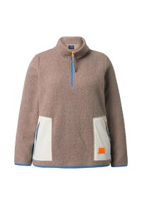 Taupe Fleecepullover mit halbem Reißverschluss, blauer Zipper und cremefarbenen Kontrasttaschen mit Reißverschlüssen sowie einem orangefarbenen Patch.