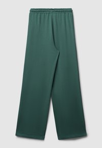 Weite grüne Hose mit elastischem Bund, flach auf einem hellgrauen Hintergrund ausgelegt.