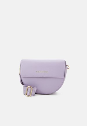 Lavendelkleurige halfmaan crossbodytas met gouden Valentino-logo en verstelbare riem met gouden gesp op een effen lichte achtergrond.